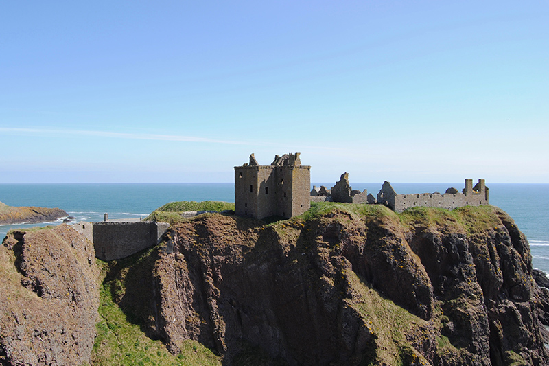 Aberdeen Tour with visits to Dunnottar and Crathes Castles